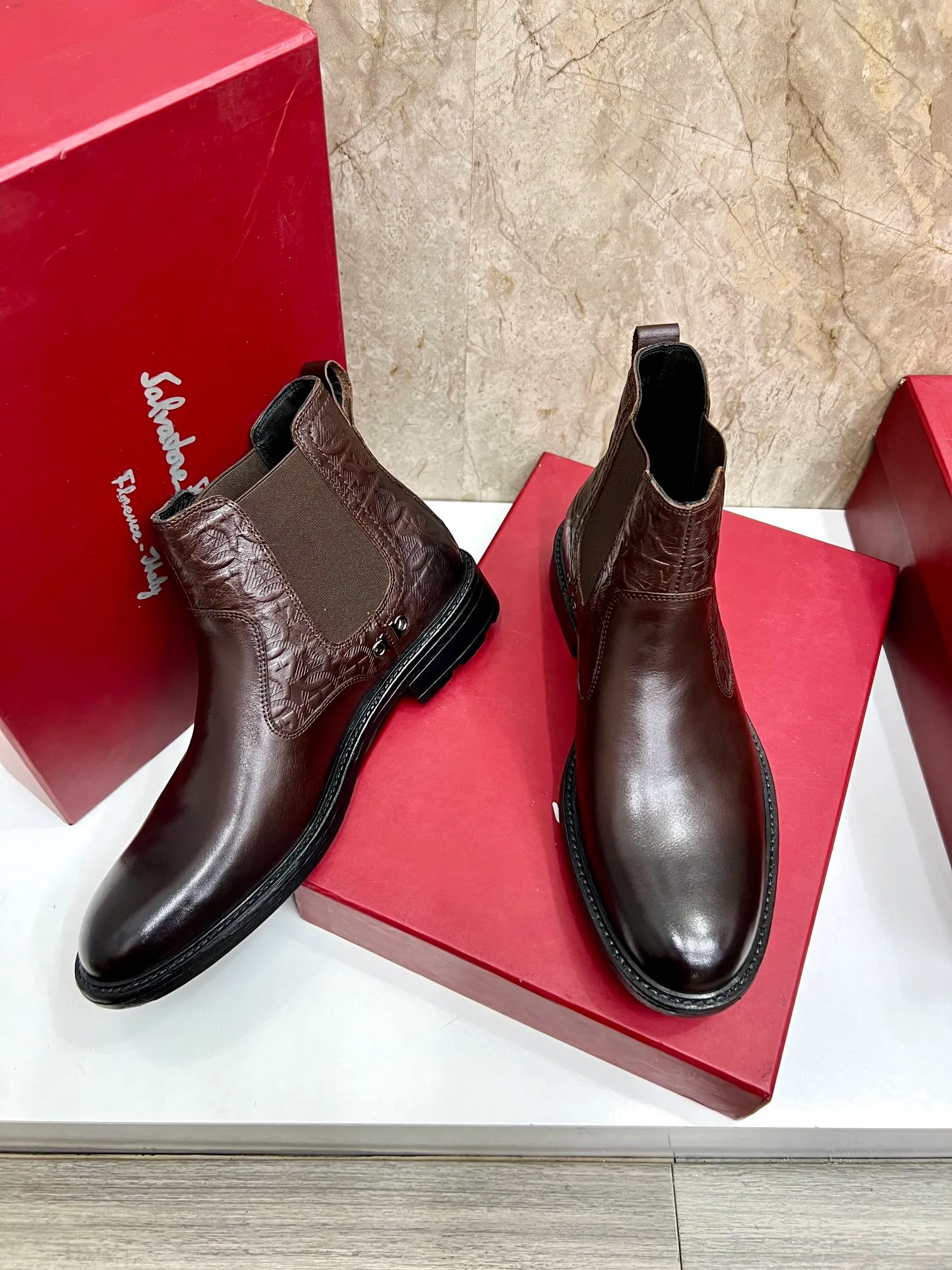 Original order quality: Men's shoes 💰700 Brand: Ferragamo (Ferragamo) One size larger: Men's size 38-44 (45 customized) Grade: Same style as the official website High-end men's shoes Material: Original cowhide, cowhide lining, original outsole Style category: Chelsea men's boots Fashion trend Color: Actual picture